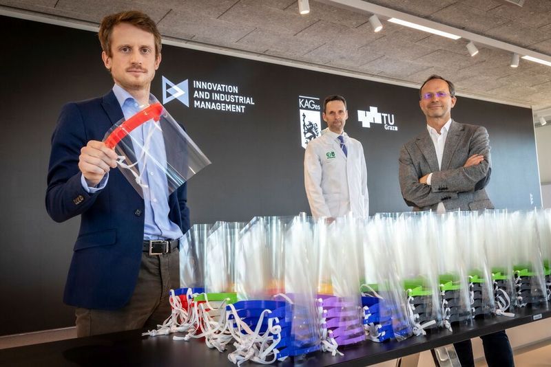 Die TU Graz fertigt medizinische Schutzschilde aus dem 3D-Drucker. v.l.: Philipp Metnitz (Med Uni Graz), Hans Peter Schnöll (TU Graz), Christian Ramsauer (TU Graz). (TU Graz)