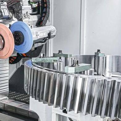 Die neue Profilschleifmaschine LGP 2000 der Liebherr-Verzahntechnik GmbH ist ausgestattet mit Spindeleinheiten von Weiss Spindeltechnologie. (Bild: Liebherr-Verzahntechnik )