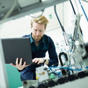 Im Hintergrund aktueller Industrie-4.0-Konzepte zieht das zentrale ERP-System die Fäden.