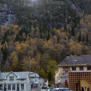 Künstliche Sonne am hohen Horizont: Von einem Berggrat rund 450 Meter oberhalb der Stadt reflektieren drei Spiegel das Sonnenlicht hinunter auf den Marktplatz.