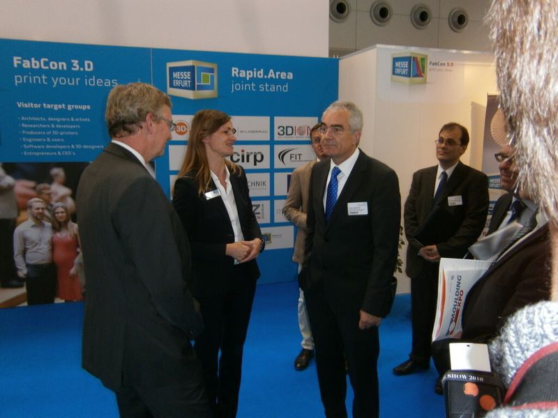 Die Messemacher und der Ministerialdirektor besuchen die Rapid.Area auf der ersten Moulding Expo. (Bild: Königsreuther)