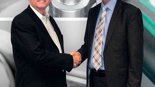 Stahlwille übernimmt Jetco. Im Bild: Jetco-Chef Brad Jenkins (l.) und Stahlwille-Geschäftsführer Winfried Czilwa. (Foto: Stahlwille)