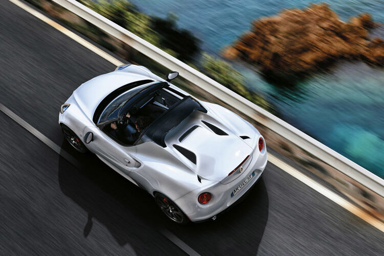 Damit ist der 4C Spider kein Auto für alle Tage, sondern eher ein Spaßauto für jene, die es sich für 72.000 Euro leisten können. (Foto: Alfa Romeo)