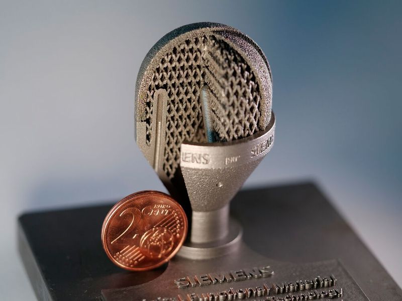 Dieses poröse, additiv gefertigte Metallteil beweist, wie ein Monomaterial Multifunktionen haben kann, so Siemens. Es besteht aus einer 2-lagigen Haube, einem fluiddurchlässigen Stützgitter und massiven Breichen sogenannte Temporatorsensorkanäle nebst Umhüllung (Bild: Siemens)