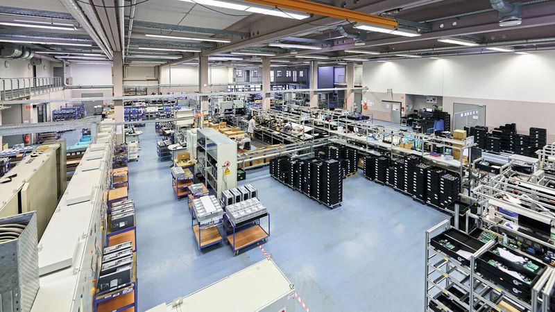 Etwa 180 Nord-Mitarbeiter produzieren am Standort Aurich pro Jahr ca. 230.000 Frequenzumrichter.(Bild:  Nord Drivesystems)