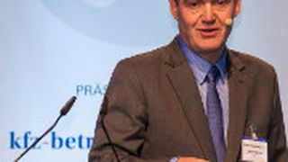 Geschäftsführer Dierk Harneid vom Berliner Autohaus Riller & Schnauck zeigte, wie sich sein Betrieb im Hauptstadt-Markt als eigenständige Marke behauptet. (Foto: Bausewein)