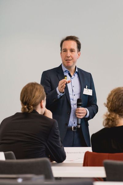 Wer soll bezahlen, wer hat soviel Geld? Deloitte-Partner Dr. Lange kennt die Wege zur optimalen Projektfinanzierung für Wasserstoff-Projekte. Der Experte für Innovationsförderung teilte in Würzburg die entscheidenden Strategien auf, wie Unternehmen erfolgreich Fördermittel H2-Projekte beantragen. (Bild: Stefan Bausewein)