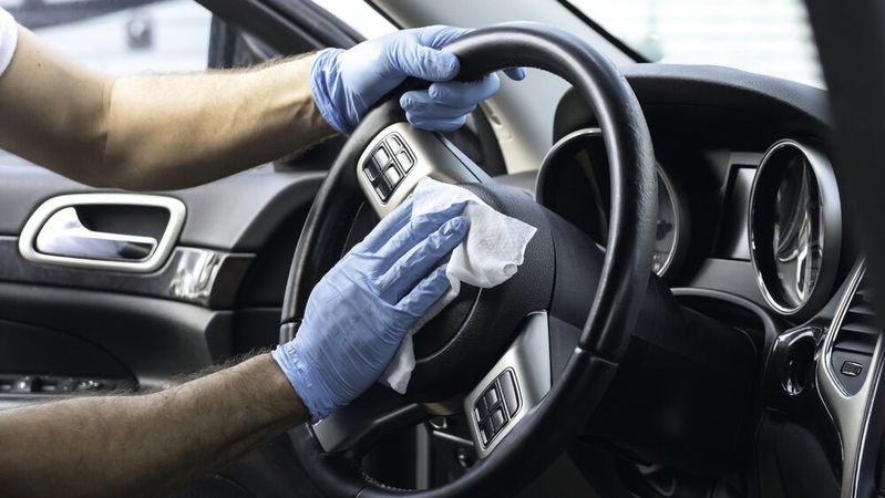 Eine Fahrzeugdesinfektion ist in der Werkstatt Pflicht. Doch wer trägt die Kosten dafür?(Bild:  © Joshua - stock.adobe.com)