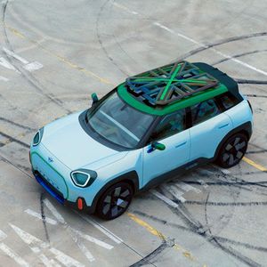 Mit einer Außenlänge von 4,05 Metern, einer Breite von 1,99 Metern und einer Höhe von 1,59 Metern zeigt die Studie markentypische Proportionen, bietet aber aufgrund der rein elektrischen Fahrzeugarchitektur viel Platz im Innenraum.(Bild:  Mini)