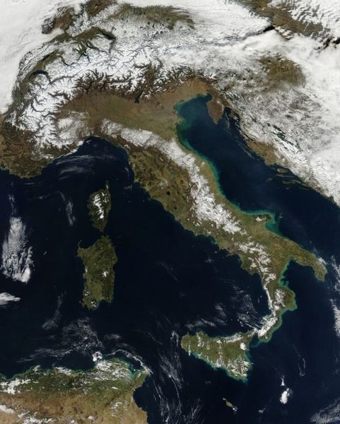 February 24, 2012: NASA’s Aqua satellite captured this true-color image of the snowfall regions in Italy (Bild: NASA)