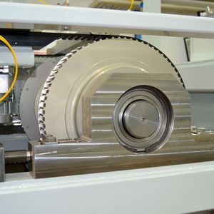 Knapp einen halben Meter Durchmesser haben die Riemenscheiben. Bordscheiben sind nur auf einer Seite angeordnet, da die Querträger die Riemen axial miteinander verbinden.
