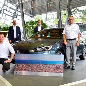 Zur Eröffnung gab es auch ein Geschenk von Seat. Im Bild zu sehen sind (v.l.n.r.) Kevin Bechtgold (Verkaufsberater), Norbert Baumann, Richard Stadler, Dieter Hellwig (Verkaufsberater) und Heiko Liebner (Seat Deutschland).(Bild:  Spindler)