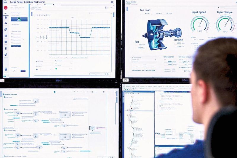 TwinCAT 3 (écrans inférieurs) prend en charge les tâches en temps réel du logiciel de banc d'essai RDDS.NG (écrans supérieurs).  (Beckhoff Automation)