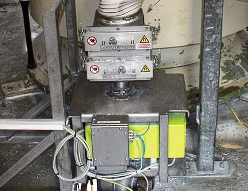 Der dem induktiven RAPID PRO-SENSE Metall-Separator (im Bild grün) vorgeschaltete Magnet-Separator MAGBOX hält Fe-Metalle fest und entlastet damit die induktive Separation 