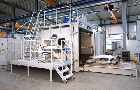 Karl-Heinz Steigerwald stellte die erste Bearbeitungsmaschine mit Elektronenstrahlen für die Industrie 1952 vor. 1963 gründete er die Steigerwald Strahltechnik GmbH, die heute zur Global Beam Technologies AG gehört und moderne Elektronenstrahl-Schweißmaschinen baut.(Bild:  Ebocam/Lapp)