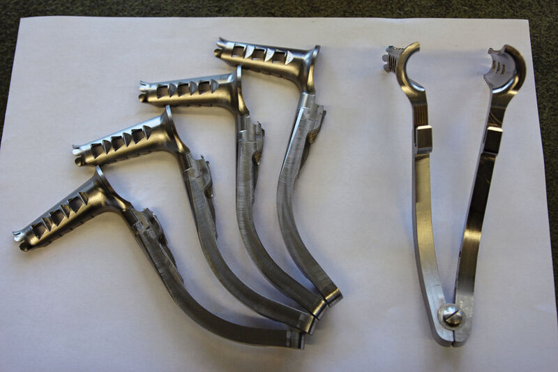 Bild 2: Die Muskelspreizer bestehen aus zwei Bauteilhälfen. Rechts das montierte Instrument für die Bandscheibenoperation. (Bild: Kroh)