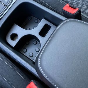 2. Die praktische Mittelarmlehne: Sie lässt sich nach vorne und hinten schieben, nach oben klappen und in verschiedenen Stufen einrasten.(Bild:  Wehner - VCG)