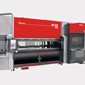 Amada hat eine Abkantpresse vom Typ HG-1003 mit dem automatischen Werkzeugwechsler ATC ausgestattet, um auch Losgrößen von unter zehn Stück wirtschaftlich zu fertigen.