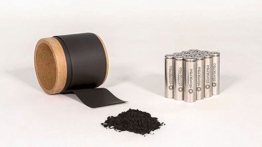 Harter Kohlenstoff aus Lignin ist leicht verfügbar und kann Anodenmaterialien auf fossiler Basis ersetzen, die oft nur begrenzt verfügbar sind. Links im Bild: eine Hartkohlenstoff-Elektrode und Hartkohlenstoffpulver, rechts Batterien mit Hartkohlenstoff-Elektroden.(Bild:  Stora Enso)