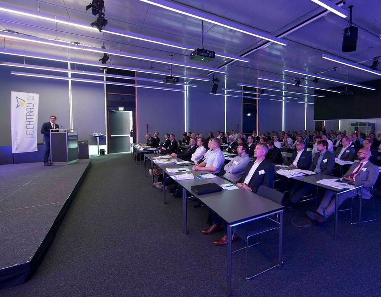 Im Themenblock Prozessinnovation kann man beispielsweise erfahren, welche Probleme beim Fügen von Stahl-Kunststoff-Verbindungen auftreten können und es wird ein leichtbaugerechtes, flexibel einsetzbares Verfahren gezeigt, mit dem sich Stahl und Kunststoff wirtschaftlich verbinden lassen. Hier ein Schnappschuß vom letzten „Technologietag Hybrider Leichtbau“. (Lichtgut/Leif Piechowski)