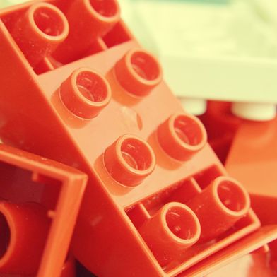Einer der bekanntesten thermoplastischen Kunststoffe ist ABS, der unter anderem für Legosteine zum Einsatz kommt. (Bild: distelAPPArath)