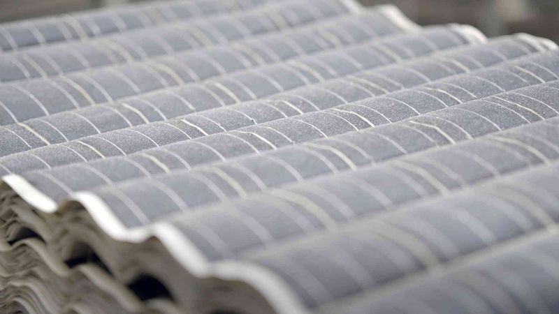 Mit einer Verwertungsquote von 98 % will Solar Materials die Kreislaufwirtschaft in der Solarbranche auf ein neues Level heben. Dabei bringt jedes Panel bis zu 20 kg auf die Waage und kann in Größe und Zustand variieren.(Bild:  ABB)