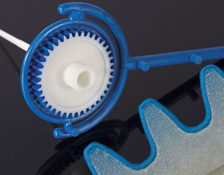 Bild 2: Funktionsangepasstes Zweikomponenten-Zahnrad mit faserverstärktem Kern und dünnwandiger, tribologisch modifizierter Randschicht.  (Bild: Optional)
