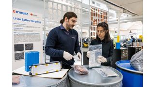 Nora Bartolomé (Empa) und Olivier Groux (Kyburz Schweiz AG) arbeiten zusammen an der Rückgewinnung von hochwertigen Rohstoffen aus Lithium-Ionen-Batterien.  (Bild: Innosuisse.)