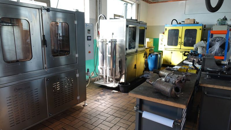 ... und Rußfilter gereinigt. Ein Geschäftsfeld, auf das sich das Unternehmen spezialisiert hat. (Bild: Schreiner/»kfz-betrieb«)