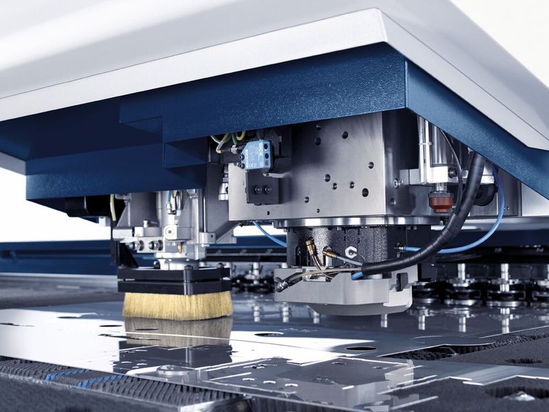 Die Prozesssicherheit wurde bei der Stanz-Laser-Maschine unter anderem durch die Funktion Smart Punch Monitoring deutlich erhöht, die das einwandfreie Stanzen von Löchern überprüft. (Bild: Trumpf)