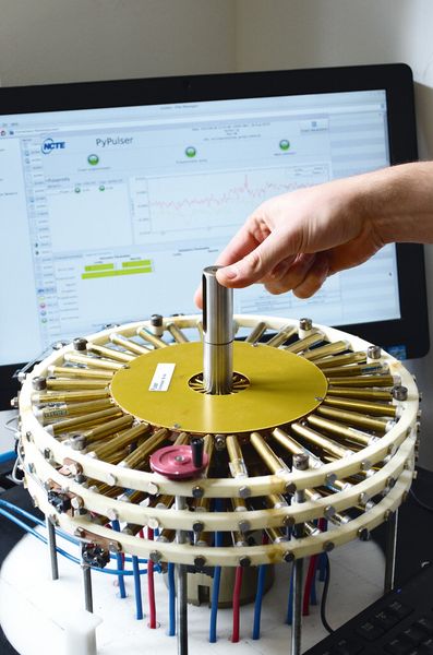 Die Magnetisierung ist ein von NCTE entwickelter und patentierter Prozess, hier zu sehen ist die Magnetisierung einer E-Bike-Tretlagerwelle. (Bild: NCTE)