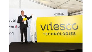Andreas Wolf, Leiter von Vitesco Technologies, beim Enthüllen des Firmenlogos. (Mary Goldau)
