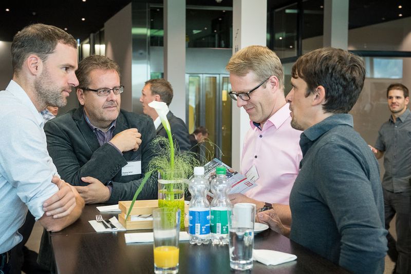 Die Pausen boten gute Gelegenheit zum Networking und für den Besuch der Tischmesse. (Thomas Entzeroth)