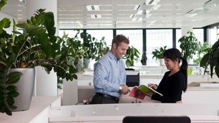 Schneider Electric will bis 2030 CO2-Neutralität erreichen und seine komplette Firmenwagenflotte auf Elektromobilität umstellen.  (Bild: ©Pierre Olivier Deschamps / Agence VU)