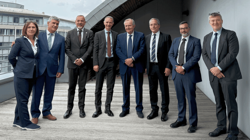 Vertreter von Assogomma, Consorcio und Elanova zusammen mit dem Präsidenten von Tyres Europe, Livio Magni (4.v.l.), und dem Generalsekretär Adam McCarthy (r.) bei der Unterzeichnung am 2. September 2026 in Brüssel.(Bild:  Tyres Europe)