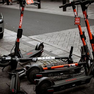 Halter von E-Scooter sollen künftig für Schäden durch die Kleinfahrzeuge haften. Das plant der Gesetzgeber. (Bild: frei lizenziert)