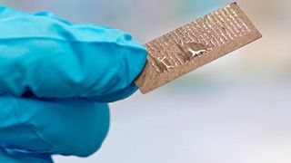 Dieses sogenannte Kohlenstoffpapier wurde entlang bestimmter Kanäle (helle Linien) wasseranziehend gemacht. Dadurch liegt das Wasser nicht mehr den Gasen im Weg und diese fliessen schneller durch. (Bild: Paul Scherrer Institut/Markus Fischer)