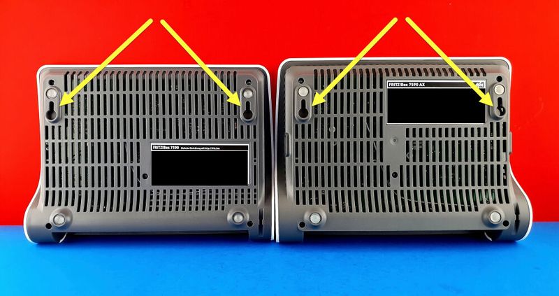 Abbildung 7: Montage-Ösen: Beide Fritzboxen haben hinten zwei Ösen für eine hängende Wandmontage. Unten die alte WiFi-5-Box 7590 (AC+N). Oben die neue WiFi-6-Box 7590 AX. (Bild: Harald Karcher)