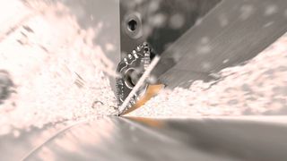 Um die bei der Zerspanung entstehende Prozesswärme abzuleiten, werden meist flüssige Kühlschmierstoffe (KSS) verwendet. Die haben aber ihre Nachteile, weshalb die kryogene Kühlung naheliegt. Forscher haben dafür jetzt etwas Besonderes geschaffen. (Bild: Sandvik Coromant)