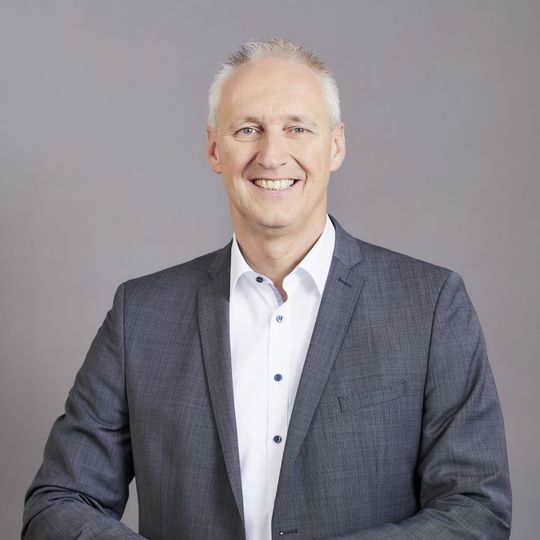 (Rolf Schulte, Global Vertical Market Manager Building Technologies bei Eplan: „Mit einer durchgängigen Dokumentation stehen die Daten unmittelbar für die Planung der Gebäudeautomation, der elektrischen Energieverteilung und den Schaltschrankbau zentral zur Verfügung. Datenverluste aufgrund von Medienbrüchen lassen sich so vermeiden“Bild: Eplan GmbH & Co. KG)