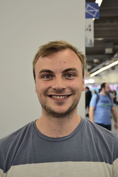 „Ich bin Student und wurde von einer Firma eingeladen, deren Messestand zu besuchen. Am Messestand soll ich Kooperationspartner des Unternehmens kennen lernen und die Möglichkeit haben zu netzwerken.“, Maximilian Hesse, Student Hochschule Esslingen. (Bild: PROCESS)