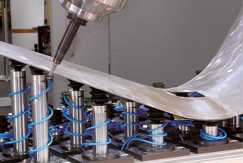 Für Aerospace und andere Branchen ist FSS gedacht, das flexible Spannsystem für wechselnde Freiformflächen.(Bild:  Römheld GmbH Friedrichshütte)