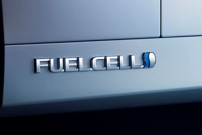 Neben Hyundai und Honda sind die Japner der einzige Hersteller, der ein Serien-Wasserstofffahrzeug mit Brennstoffzelle im Portfolio hat und für jedermann zum Kauf anbietet. (Toyota)