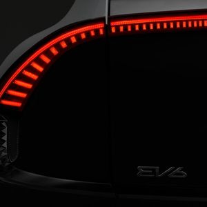 Mit seinem Rückleuchtendesign dürfte der Kia EV6 auffallen.(Bild:  Kia)