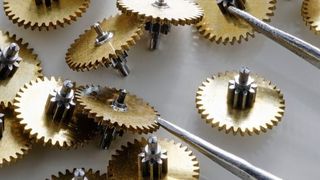 Diese Teile sind für die Mitarbeitenden bei Strausak bereits groß. Sie passen nicht in eine Armbanduhr, sondern sind für eine Wanduhr vorgesehen.
 (Strausak AG)