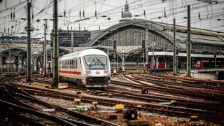 Für den automatisierten Zugbetrieb und die Fahrgastinformation ist eine stabile Kommunikation unerlässlich. Bisher setzen Bahnunternehmen auf GSM-R im 2G-Standard. In den nächsten Jahren soll dieses jedoch durch das Future Railway Mobile Communication System (FRMCS) ersetzt werden. (Bild: frei lizenziert)