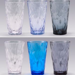 Der 2. Preis geht an das türkische Unternehmen Metplas für den Versuch, die Gläser des deutschen Unternehmens Koziol zu kopieren. Koziol hat seine Plastikgläser mit optischen Eigenschaften von Glas, wie etwa Transparenz, Brillanz und Lichtbrechung ausgestattet. Gleichzeitig seien die Gläser vollständig recycelbar. Metplas hat laut der Jury Form, Konzept und das Facettendesign übernommen und bewirbt das Produkt sogar mit dem Hinweis „patented“. Die Originale sind im Bild oben. (Bild:  Plagiarius)