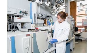Forschende der Technischen Universität München (TUM) arbeiten an neuen Wegen, Ernährungssicherheit zu gewährleisten. Ein Team des TUM Campus Straubing hat hierfür ein Verfahren entwickelt, um wichtige Aminosäuren aus Kohlendioxid, Wasserstoff und erneuerbarer Energie herzustellen. Im Bild: Viktoria Lehmann, eine der Autorinnen der Studie. (Bild: Jan Winter/TUM)