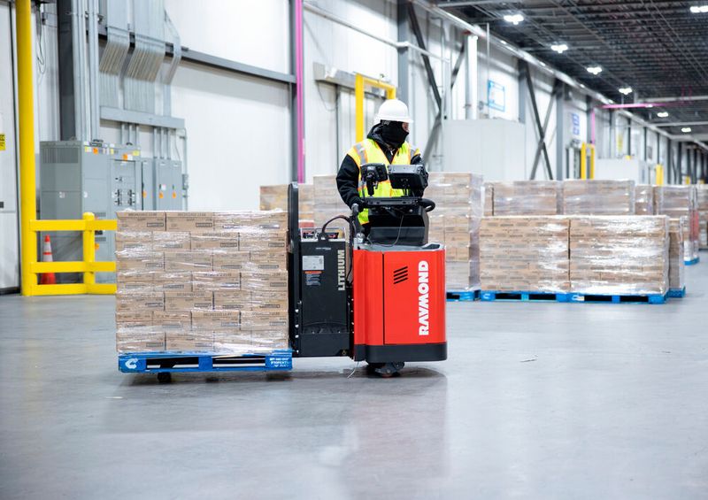 8910 End Rider ist ein robuster, energieeffizienter Palettenhubwagen mit 3,63 Tonnen Tragkraft. (Bild: Raymond)