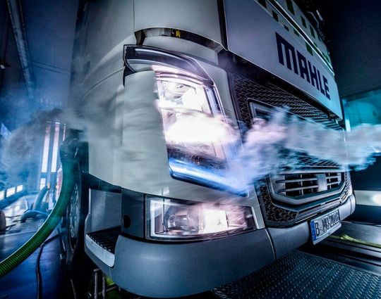Der Mahle-Chef Arnd Franz wurde jetzt darüber befragt, wie er sich die Zukunft des Nutzfahrzeuggeschäfts vorstellt. Vor allem, wie es mit der Elektrifizierung der Branche aussieht ...(Bild:  Kai R Joachim / Mahle)
